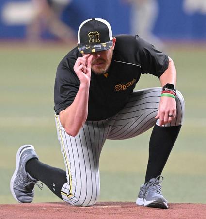 　試合前、マウンドの感触を確かめるビーズリー（撮影・高部洋祐）