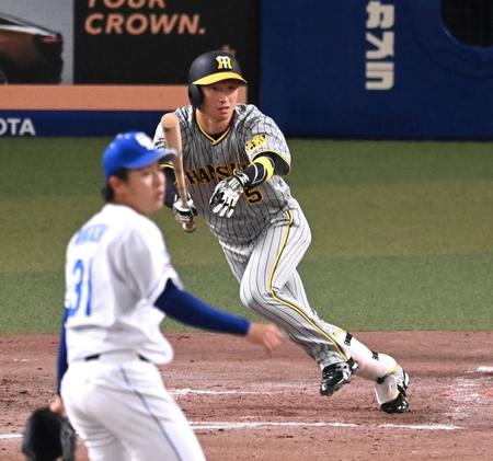 　４回、左前タイムリーを放つ近本（撮影・飯室逸平）