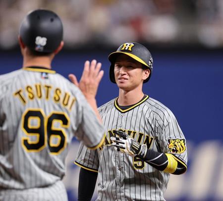 　４回、適時打を放ち笑顔を見せる近本（撮影・山口登）