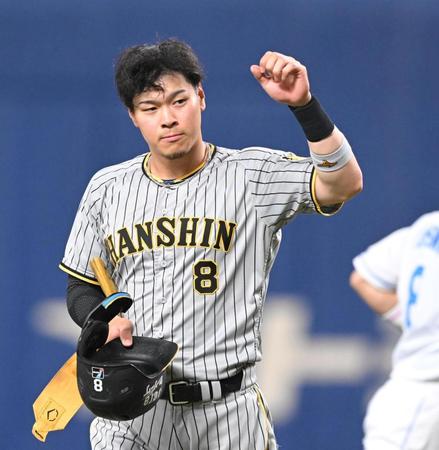 　先制打を放った３回終了後、ベンチに向かってガッツポーズを決める佐藤輝（撮影・高部洋祐）