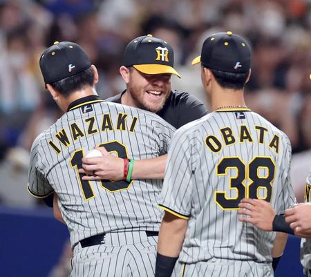 　来日初勝利を飾ったビーズリーは岩崎と抱き合って喜ぶ（撮影・山口登）