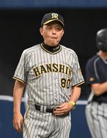 　劣勢に渋い表情の岡田監督