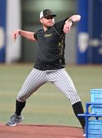 　試合前、マウンドの感触を確かめるビーズリー（撮影・高部洋祐）