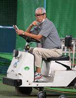 　名鑑を手に練習を見つめる権藤博氏（撮影・高部洋祐）