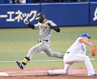 　３回、内野安打で出塁する森下（撮影・飯室逸平）
