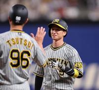 　４回、適時打を放ち笑顔を見せる近本（撮影・山口登）