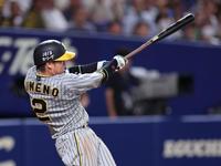 　５回、中前に適時打を放つ梅野（撮影・山口登）