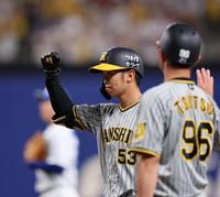 　５回、適時打を放ちガッツポーズを見せる島田（撮影・山口登）