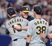 　来日初勝利を飾ったビーズリーは岩崎と抱き合って喜ぶ（撮影・山口登）