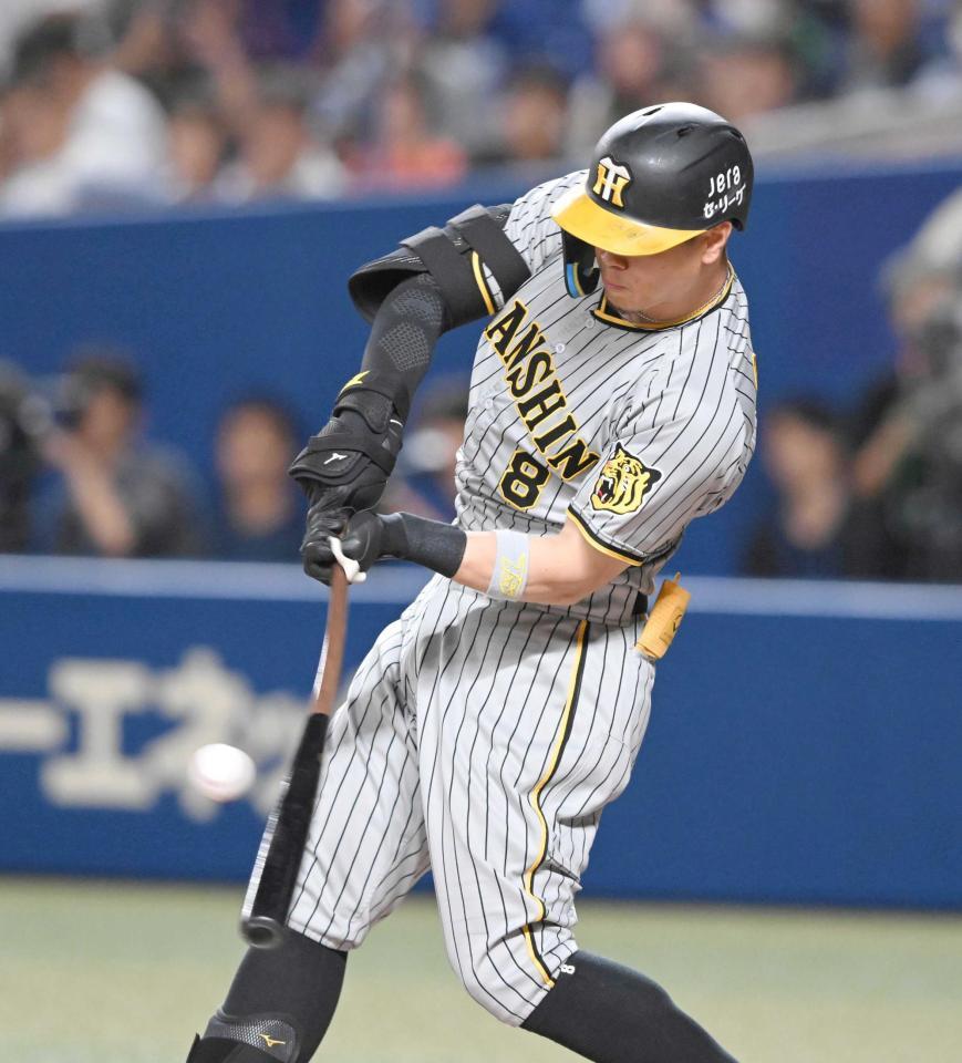 　２回、中前打を放つ佐藤輝（撮影・高部洋祐）