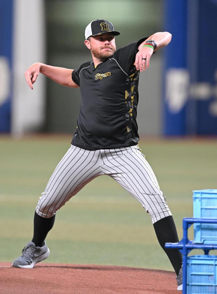 　試合前、マウンドの感触を確かめるビーズリー（撮影・高部洋祐）