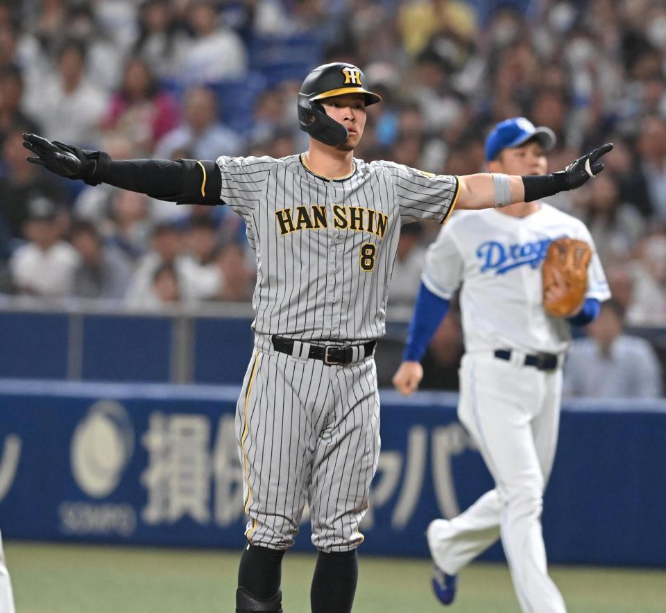 　３回、先制打を放ち、塁上で「セーフポーズ」の佐藤輝（撮影・高部洋祐）