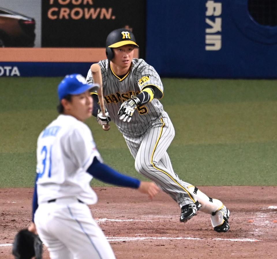 　４回、左前タイムリーを放つ近本（撮影・飯室逸平）