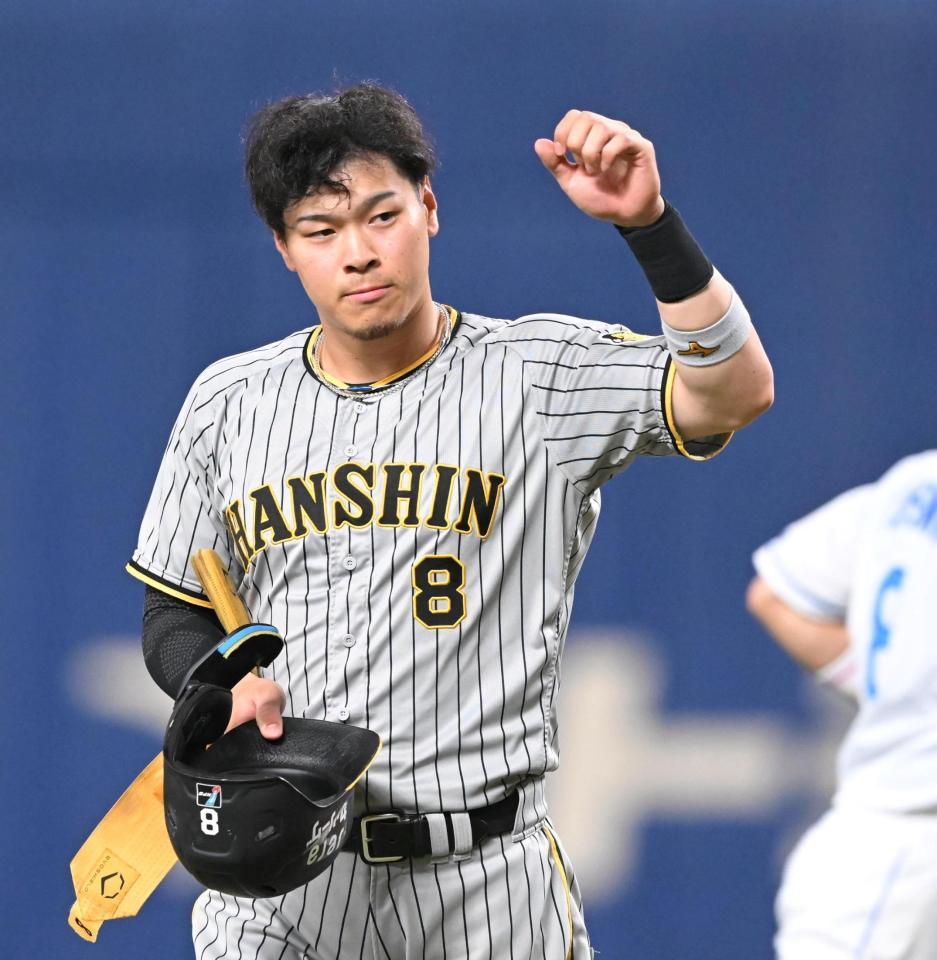 　先制打を放った３回終了後、ベンチに向かってガッツポーズを決める佐藤輝（撮影・高部洋祐）