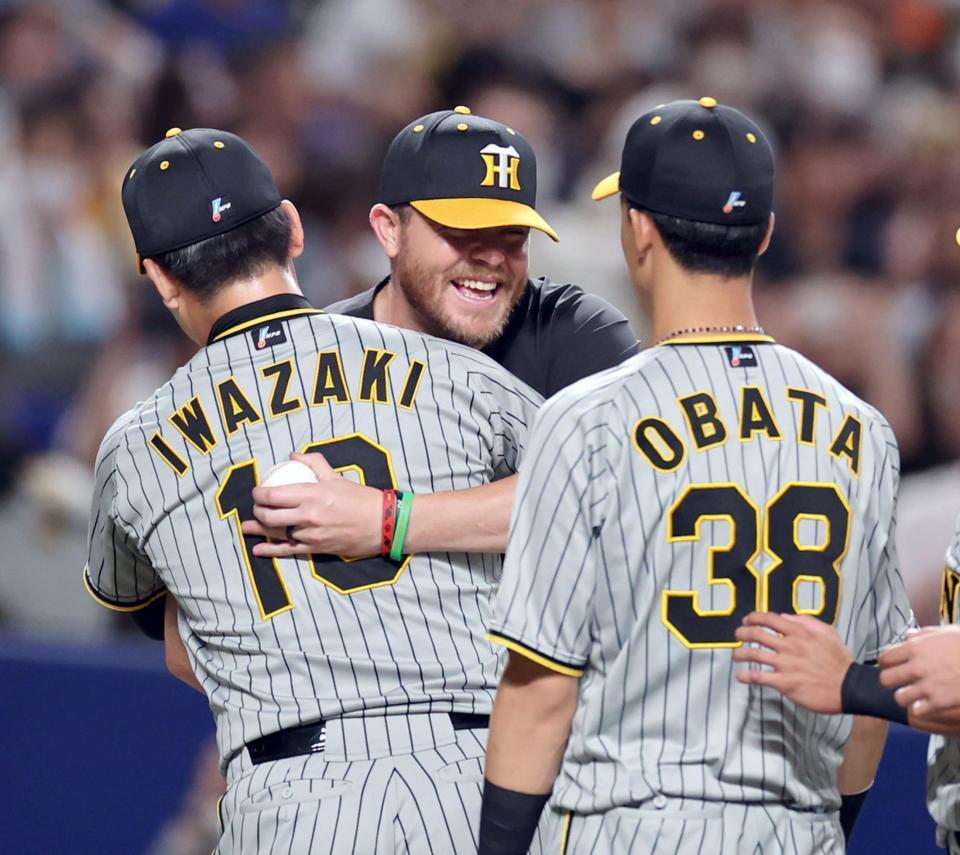 　来日初勝利を飾ったビーズリーは岩崎と抱き合って喜ぶ（撮影・山口登）