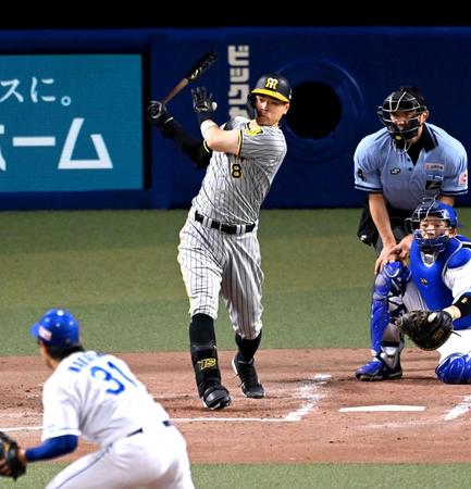 　３回、先制タイムリーを放つ佐藤輝（撮影・飯室逸平）