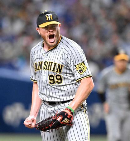 　３回、細川を三振に仕留め、雄たけびを上げるビーズリー（撮影・高部洋祐）