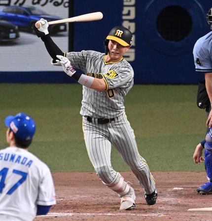 　５回、猛打賞となる右前打を放つ木浪（撮影・飯室逸平）