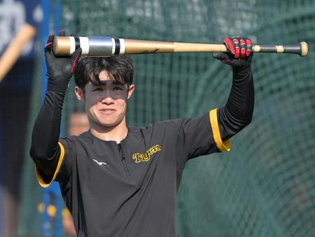 　バットで日差しを遮る中野（撮影・立川洋一郎）