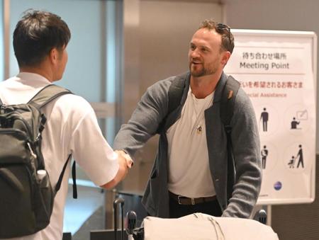 来日し、球団関係者と握手を交わす阪神　コルテン・ブルワー＝大阪国際空港（撮影・高部洋祐）