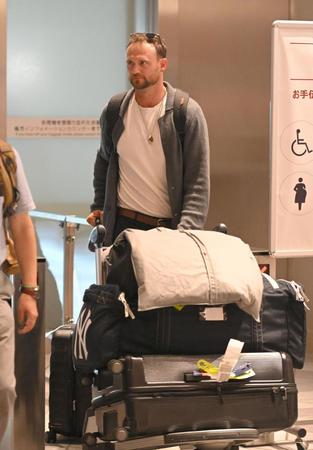 　大量の荷物を携え来日したブルワー（撮影・高部洋祐）