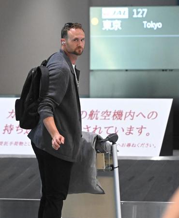 　手荷物の到着を待つブルワー（撮影・高部洋祐）