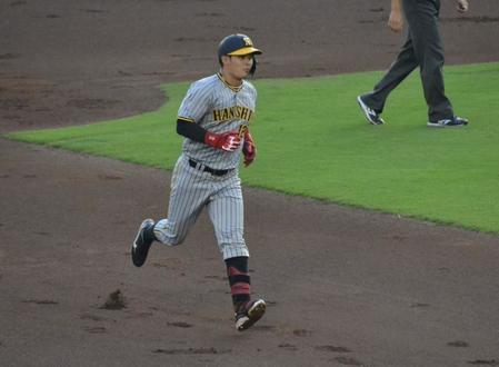 　２回、先頭で今季３号の先制ソロを放った野口