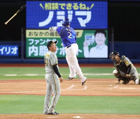 　６回、牧（奥）に逆転２ランを打たれた村上（撮影・吉澤敬太）