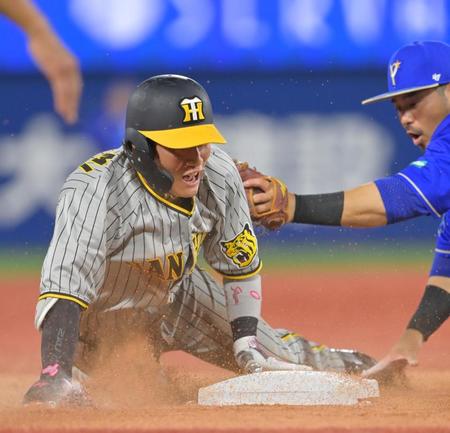 　８回、勝ち越しとなる２点適時打を放ち、悪送球の間に三塁へヘッドスライディングする木浪（撮影・立川洋一郎）