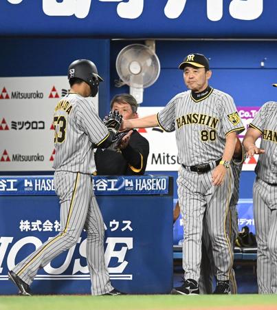 　８回、木浪の勝ち越し２点二塁打で生還の島田を迎える岡田監督（撮影・金田祐二）