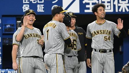 　８回、ピンチを救った島本を迎える浜地（左端）ら（撮影・金田祐二）