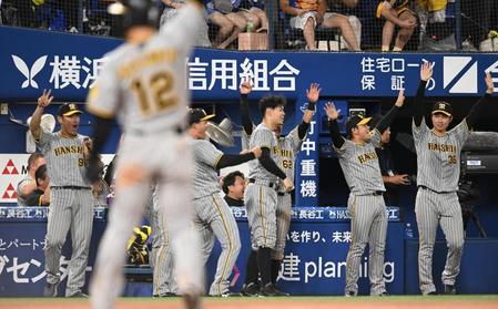 　８回、木浪の勝ち越し２点二塁打で喜ぶ阪神ナイン（撮影・金田祐二）