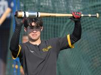 　バットで日差しを遮る中野（撮影・立川洋一郎）