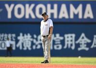 　練習を見守る岡田監督（撮影・金田祐二）