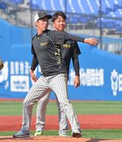 　マウンドの感触を確かめる青柳（手前）と村上（撮影・立川洋一郎）