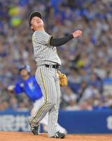 　６回、牧に逆転２ランを浴び打球を見送る村上（撮影・立川洋一郎）