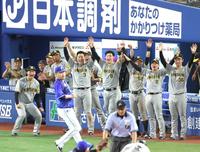 　８回、勝ち越し二塁打を放ち、守備が乱れる間に三進した木浪に大喜びの阪神ナインと岡田監督（左端）＝撮影・吉澤敬太