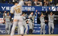 　８回、木浪の勝ち越し２点二塁打で喜ぶ阪神ナイン（撮影・金田祐二）