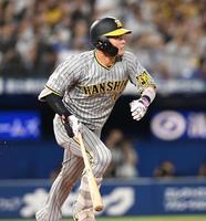 　８回、勝ち越し２点二塁打を放つ木浪（撮影・金田祐二）