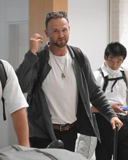 阪神の新外国人右腕・ブルワーが来日 193センチ、100キロの巨漢右腕 “アレ”への使者に期待