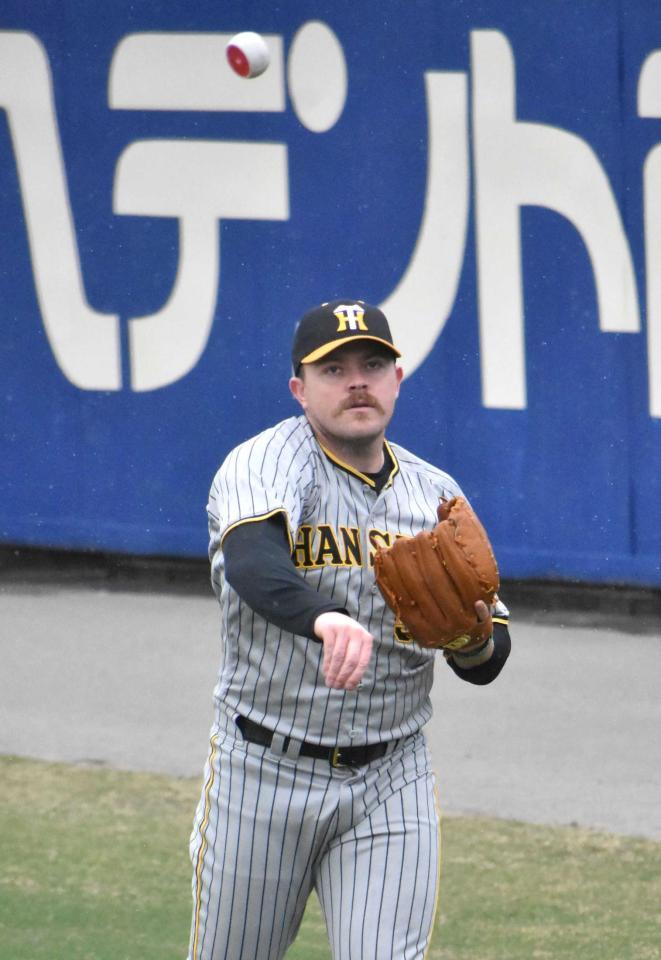 　フエゴボールでキャッチボールするビーズリー