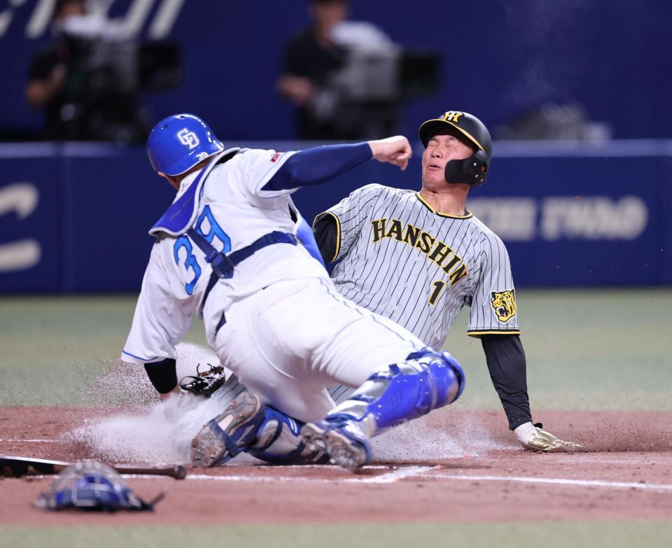 　３回、佐藤輝の右前打で生還する森下（撮影・山口登）