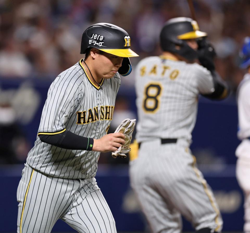 　３回、四球で出塁する大山=３日