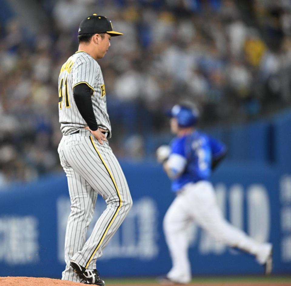 　６回、左越えに逆転２ランを浴びる村上（撮影・金田祐二）