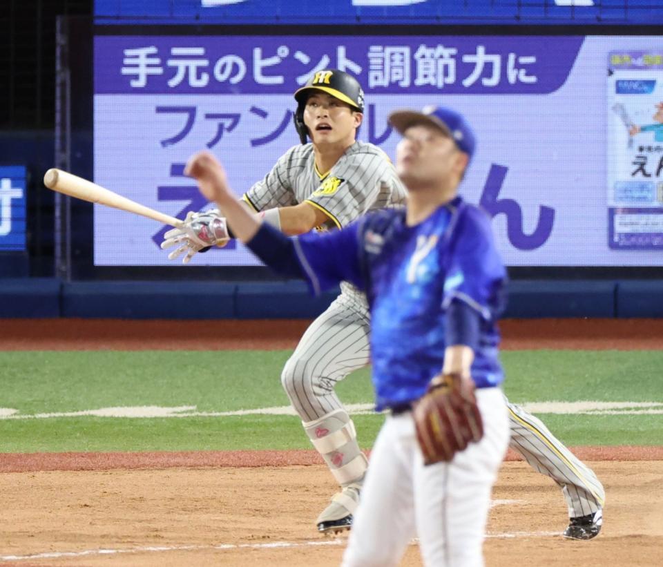 　８回、勝ち越し二塁打を放つ木浪（撮影・吉澤敬太）