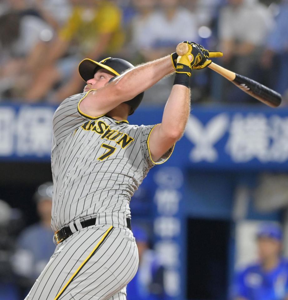 　８回、右前へ同点適時打を放つノイジー（撮影・立川洋一郎）