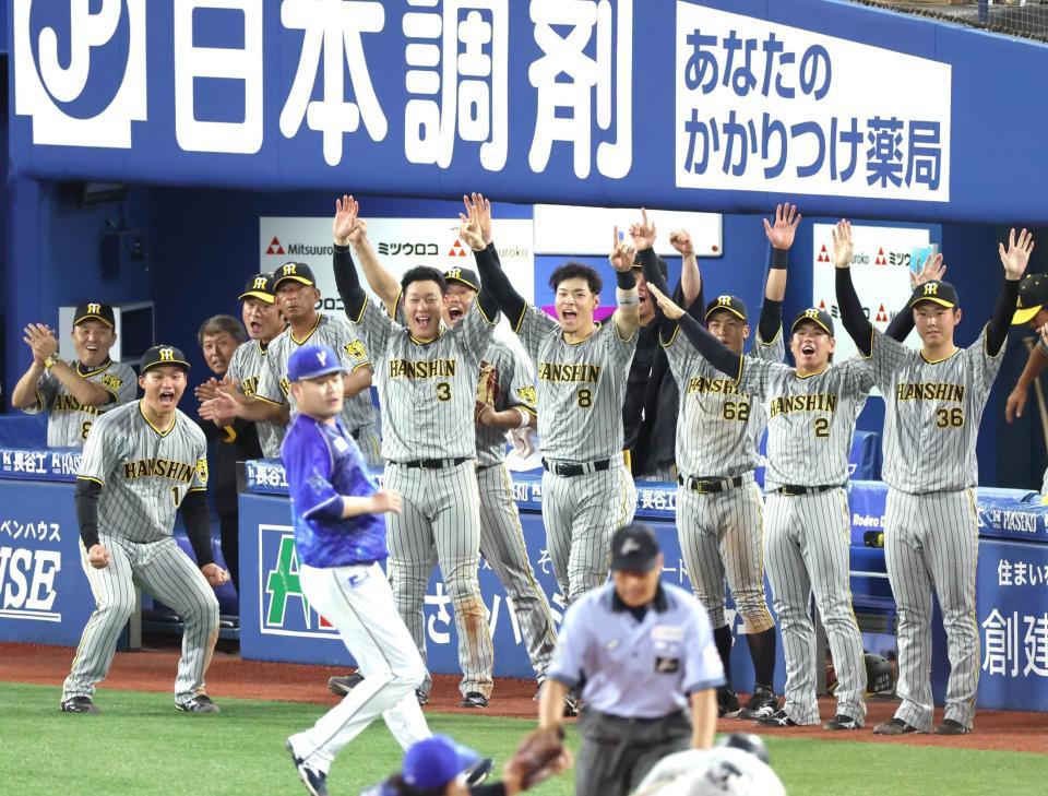 　８回、勝ち越し二塁打を放ち、守備が乱れる間に三進した木浪に大喜びの阪神ナインと岡田監督（左端）＝撮影・吉澤敬太