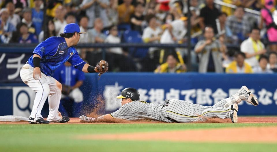 　８回、勝ち越し２点二塁打を放ち，送球エラーの間に三進する木浪（撮影・金田祐二）