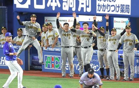 　８回、勝ち越し二塁打を放ち、守備が乱れる間に三進した木浪に、大喜びの阪神ナイン