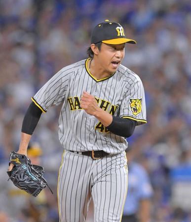 　８回、２死満塁で佐野を空振り三振に仕留めてほえる島本